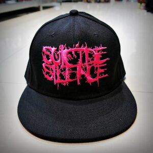 Черна шапка с права козирка на Suicide Silence с розово лого