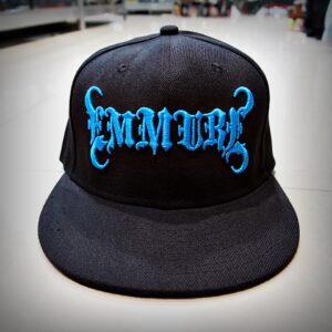 Черна шапка с права козирка на Emmure със синьо 3D лого