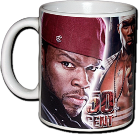 Бяла порцеланова чаша със снимка на рапъра 50 Cent и неговото лого
