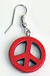 Висяща дамска обеца с червена дървена висулка във формата на знака Peace