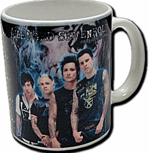 Бяла порцеланова чаша със снимка на групата Avenged Sevenfold