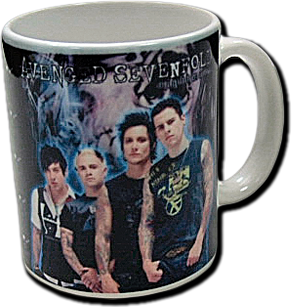 Бяла порцеланова чаша със снимка на групата Avenged Sevenfold