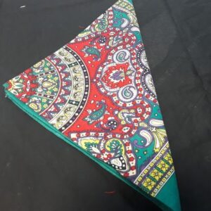 памучна кърпа за глава от тънка материя с червени и зелени пейсли мотиви