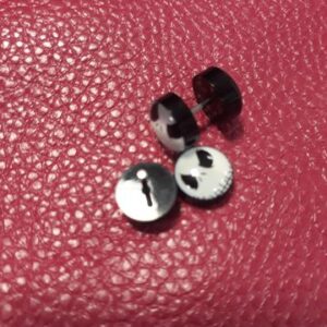 Стоманена обеца за ухо имитация на флеш с бяло изображение на Джак Скелингтън върху черен фон