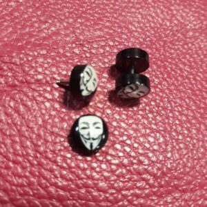 Стоманена обеца имитация на флеш с бял фон и черно изображение на маската на Анонимните