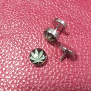 Стоманена обеца имитация на флеш с изображение на марихуана върху черен фон
