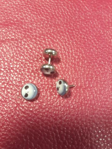 Стоманена обеца имитация на флеш с лицето на Джак Скелингтън върху розова кожена основа