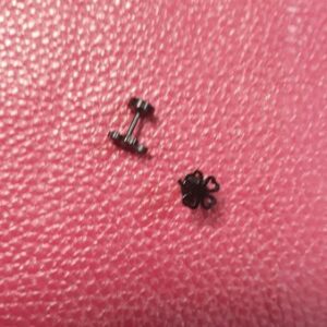Обеца с черна детелина от неръждаема стомана - Hover Image