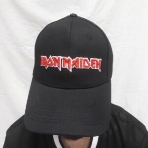 Качествена шапка с 3D бродерия на Iron Maiden в червено и бяло върху черен памук