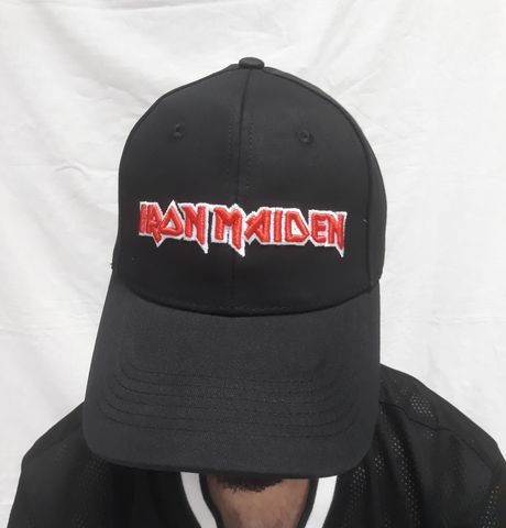 Качествена шапка с 3D бродерия на Iron Maiden в червено и бяло върху черен памук