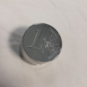 Сребрист метален гриндер за билки евро със затворен капак и дизайн на монета