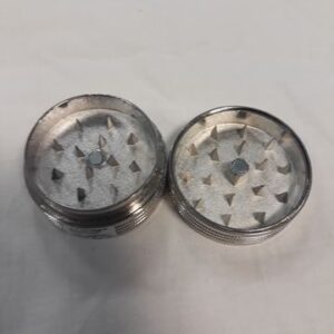 Метален гриндер за билки Dollar Grinder – дизайн на сребърна монета от 1 долар - Hover Image