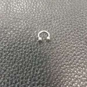 Малка отворена обеца за ухо тип подкова от стомана