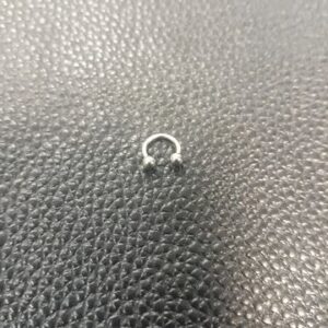 Малка отворена обеца за ухо тип подкова от стомана - Hover Image