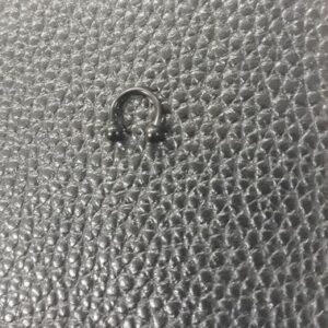 Обеца тип подкова за ухо в черен цвят от стомана - Hover Image