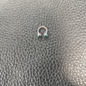 Стоманена обеца подкова в цвят хамелеон за ухо - Hover Image