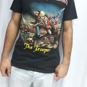Черна метъл тениска на Iron Maiden с дизайн на Еди като британски войник от The Trooper