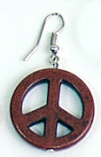 Висяща дамска обеца с тъмнокафява дървена висулка във формата на знака Peace