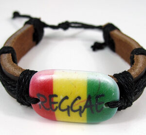 Кожена гривна Reggae на ниска цена с раста цветове и надпис