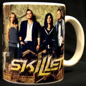 Порцеланова чаша със снимка на рок групата Skillet и тяхното лого