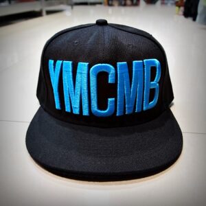 Черна хип хоп шапка на YMCMB със синя 3D бродерия