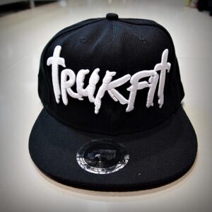 Права шапка с козирка Trukfit черна с бяла 3D релефна бродерия логото