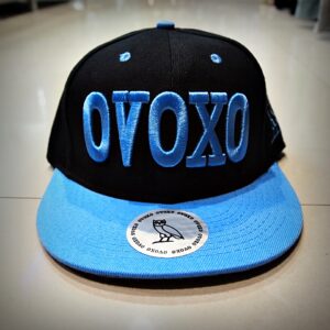 Черно-синя шапка с права козирка на OVOXO с релефна 3D бродерия