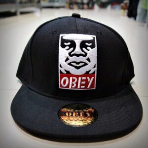 Черна шапка с права козирка на OBEY с бяло лого Andre the Giant