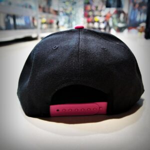 Шапка с права козирка в розово и синьо - Pink Street Style - Hover Image