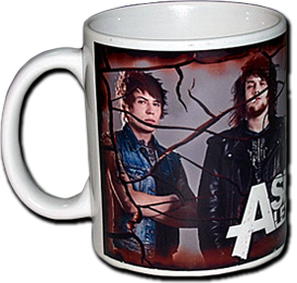 Бяла порцеланова чаша със снимка на Дани Уорсноп и Бен Брус от Asking Alexandria