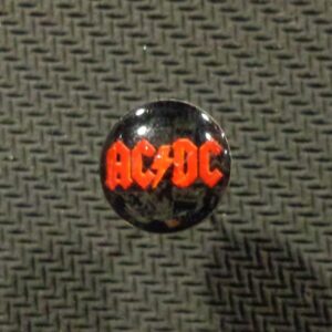Стоманена обеца за ухо с антиалергичен винт и червено лого на AC/DC