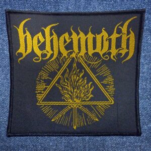 Везана нашивка Behemoth със златен пламък и триъгълник върху черен фон.