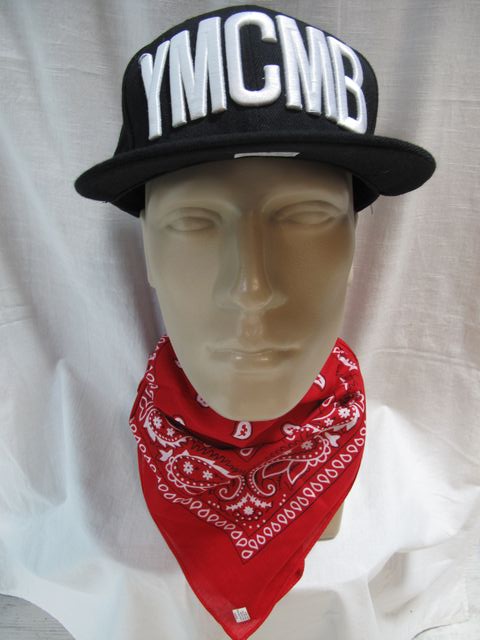 Права хип хоп шапка YMCMB с голяма бяла 3D бродерия