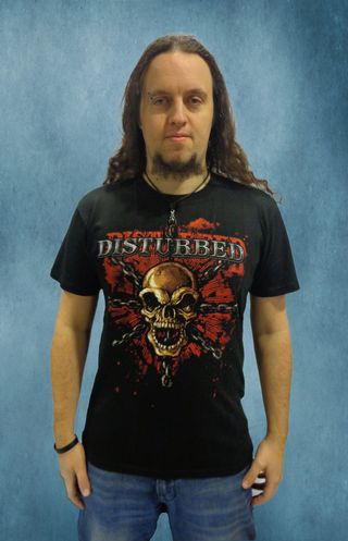 Черна метъл тениска Disturbed с качествена топ щампа на златист череп и червени акценти