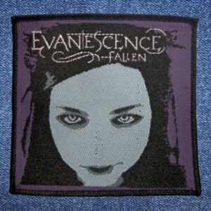 Квадратна везана нашивка на Evanescence с лилав фон и лика на Ейми Лий от албума Fallen.