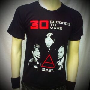 памучна рок тениска 30 Seconds To Mars върху манекен с червен триъгълен символ