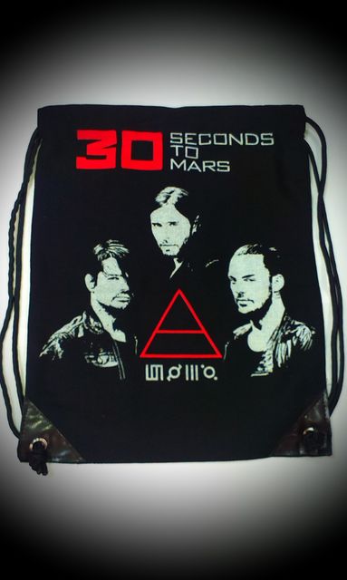 Черна мешка 30 Seconds To Mars с портрети на бандата и червена триада