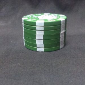 Метален гриндер за билки Casino Green – дизайн на покер чип $25 - Hover Image