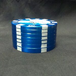 Метален гриндер за билки Casino Chip с дизайн на покер чип и зарове - Hover Image