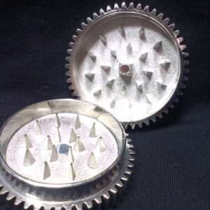 Метален гриндер за билки Gear Wheel със забавен дизайн - Hover Image