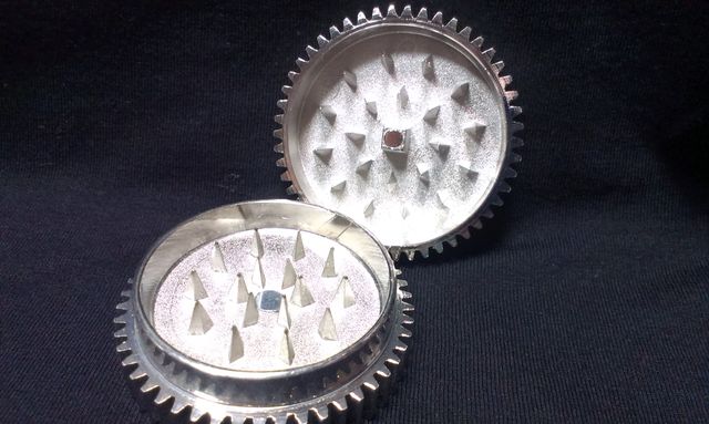 Метален гриндер за билки Gear Wheel със забавен дизайн - Image 2