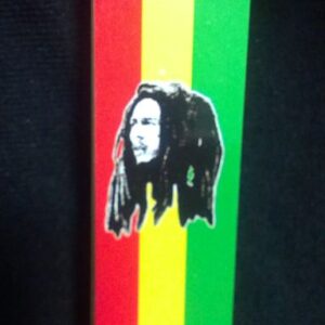 Кочанче картонени филтри за ръчно свиване Bob Marley Pure Hemp с размер 1 1/4 на червен фон.