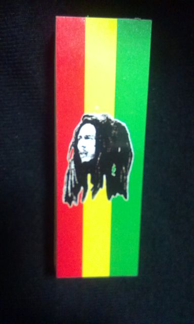 Кочанче картонени филтри за ръчно свиване Bob Marley Pure Hemp с размер 1 1/4 на червен фон.