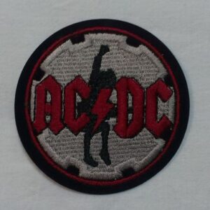 Кръгла бродирана нашивка AC/DC с червено лого и силует.