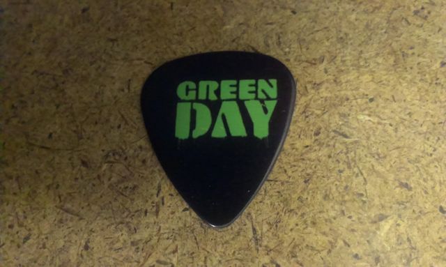 Черно перце за китара Green Day с голям зелен надпис на черен фон