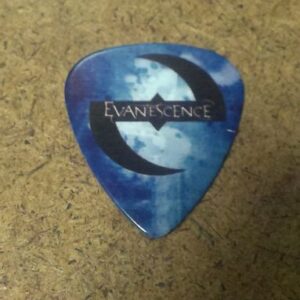 Синьо китарно перце Evanescence с бяло лого на фона на небесна мъгла