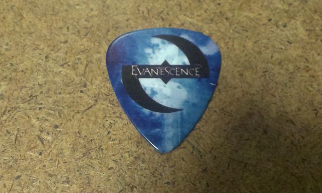 Синьо китарно перце Evanescence с бяло лого на фона на небесна мъгла