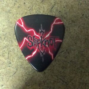 Черно перце за китара Slipknot с лого и червени светкавици върху повърхността