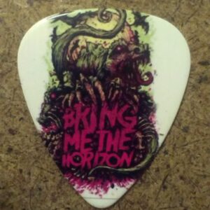 Бяло метълкор перце за китара Bring Me The Horizon с чудовищен принт и розов надпис