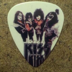 Бяло глем рок перце за китара KISS с портрети на членовете на групата и черно лого